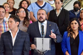 Diputados de oposición exigieron a la Contraloría General de la Ciudad de México, así como al Instituto Electoral capitalino que investiguen al secretario de Obras y Servicios, Jesús Antonio Esteva, por su presunta participación en la pinta de bardas para promover a Claudia Sheinbaum, corcholata presidencial de Morena. FOTO: Archivo PAN Congreso CDMX