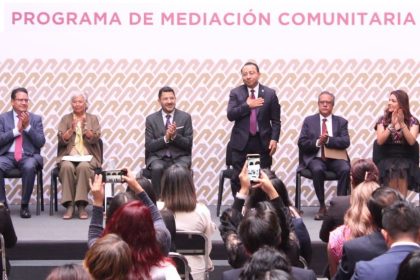 El jefe de Gobierno Martí Batres y el presidente del Poder Judicial de la Ciudad de México, Rafael Guerra presentaron el “Programa de Mediación Comunitaria. Diálogo para Solucionar Conflictos”. FOTO: Poder Judicial CDMX