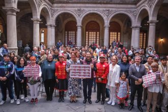 Al develar el billete de la Lotería Nacional conmemorativo a la beca "Bienestar para Niñas y Niños, Mi Beca para Empezar", el Jefe de Gobierno Martí Batres Guadarrama destacó que los estudiantes de educación básica de la CDMX se sacaron el premio en esta administración. FOTO: Gobierno de la CDMX