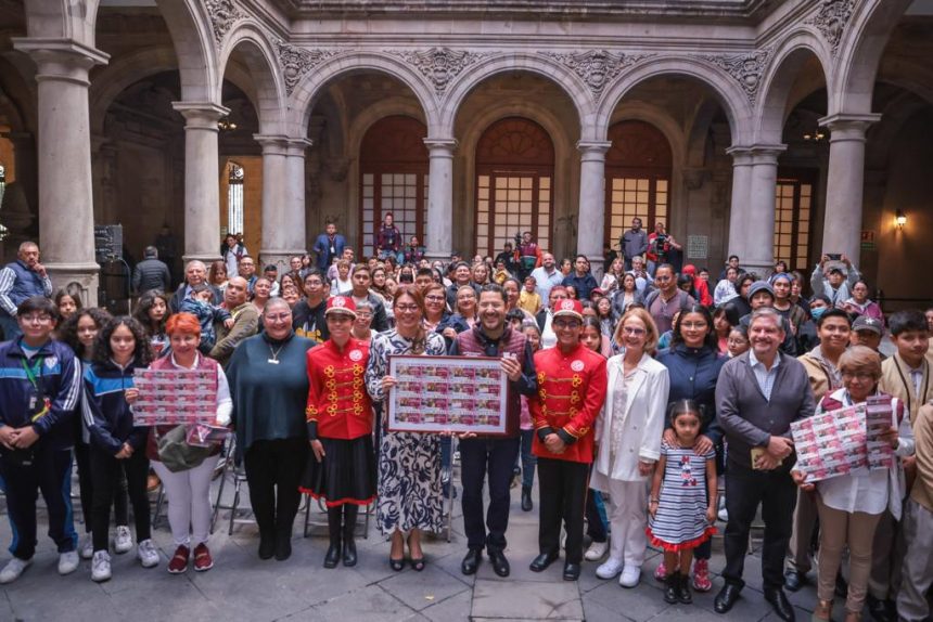 Al develar el billete de la Lotería Nacional conmemorativo a la beca "Bienestar para Niñas y Niños, Mi Beca para Empezar", el Jefe de Gobierno Martí Batres Guadarrama destacó que los estudiantes de educación básica de la CDMX se sacaron el premio en esta administración. FOTO: Gobierno de la CDMX