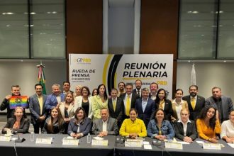 El alcalde de Coyoacán, Giovani Gutiérrez, refuerza sus alianzas políticas y tiene claros sus orígenes. Por eso, hace unos días no vaciló en asistir y estar en primera fila en la reunión Plenaria de los diputados del PRD en el Congreso de la Ciudad de México. FOTO: Giovani Gutiérrez