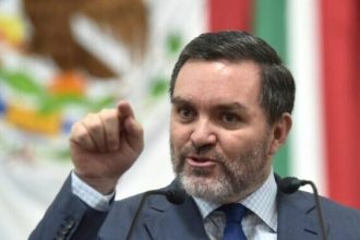 Desde el Congreso de la Ciudad de México, y tras la publicación periodística que el móvil del atentado contra el periodista Ciro Gómez Leyva pudo ser político, el coordinador panista, Federico Döring, se lanzó contra la Fiscalía capitalina. FOTO: Congreso CDMX