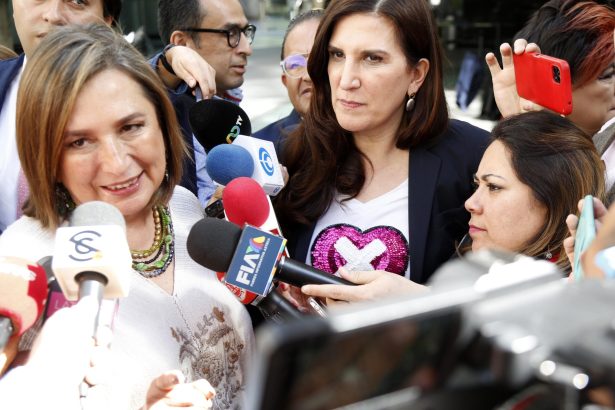 La virtual candidata presidencial del Frente Amplio por México, Xóchitl Gálvez, salió a hacer el trabajo que deberían hacer los políticos de oposición en la capital del país, para señalar los yerros de la Fiscalía General de Justicia de la Ciudad de México. FOTO: X / Xóchitl Gálvez
