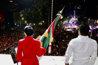 Hay al menos tres razones políticas por las que la alcaldesa de la Cuauhtémoc, Sandra Cuevas no ha enviado al Congreso de la Ciudad de México su solicitud licencia para separarse temporalmente del cargo, con la idea de buscar la candidatura a la Jefatura de Gobierno de la Ciudad de México, probablemente por el Frente Amplio por México. FOTO: X / Sandra Cuevas