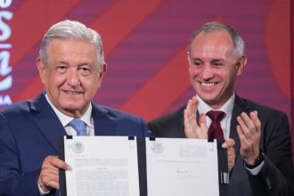 Es una gran noticia que Hugo López Gatell se vaya a inscribir para buscar la candidatura de Morena a la Jefatura de Gobierno de la Ciudad de México, porque por fin el sistema de salud pública del país y todos los mexicanos nos librearemos de este pernicioso funcionario. FOTO: Presidencia