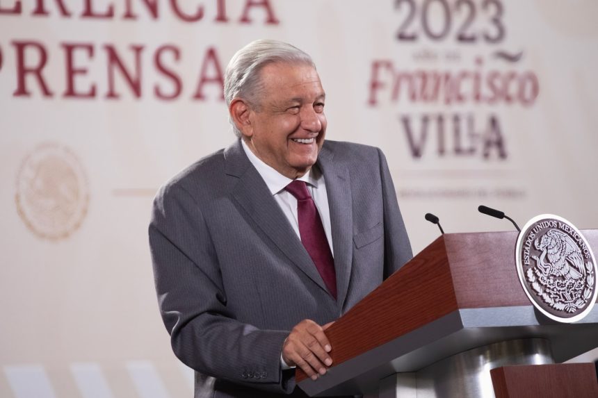 Lo que ayer hizo el presidente Andrés Manuel López Obrador al defender por el caso Ayotzinapa al más firme aspirante de Morena a la candidatura para la Jefatura de Gobierno de la CDMX, Omar García Harfuch, fue frenar el fuego amigo, los ataques de los propios militantes de su partido, de las bases, de los duros que en realidad respaldan a Clara Brugada, la principal competidora del ex jefe de la policía capitalina. FOTO: Presidencia