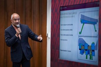 Martí Batres, jefe de Gobierno, informó que se desmontará una trabe (el “claro 22”) entre las estaciones Zapotitlán y Nopalera del tramo elevado de la Línea 12 del Metro para reconstruirla a fin de preservar los niveles más altos de seguridad estructural que se requieren. FOTO: GCDMX