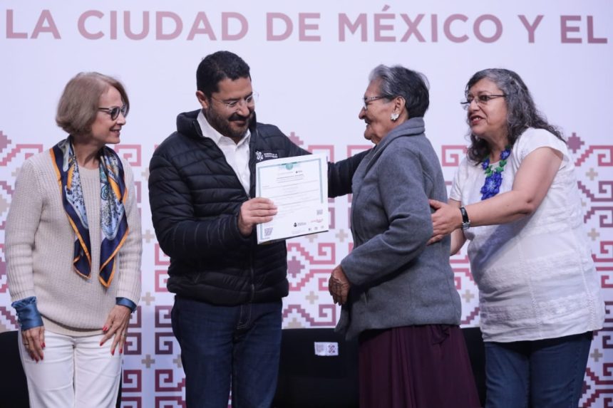 Busca GCDMX que la población de más de 15 años acceda gratuitamente al Programa de Alfabetización para 25 mil personas mayores de 15 años, además de facilitar el término de la educación primaria a 70 mil adultos y la secundaria a 170 mil. FOTO: GCDMX