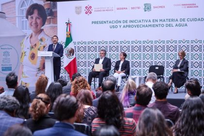 El jefe de Gobierno, Martí Batres entregó mil 700 créditos para el mejoramiento de vivienda en la Ciudad de México e informó que al cierre de su mandato se habrán llevado a cabo 100 mil acciones de vivienda. FOTO: GCDMX