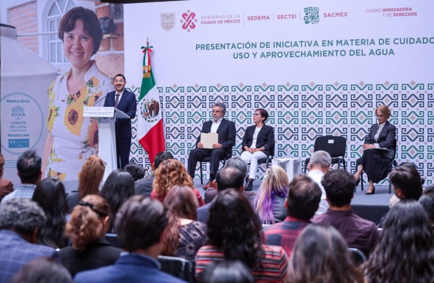 El jefe de Gobierno, Martí Batres entregó mil 700 créditos para el mejoramiento de vivienda en la Ciudad de México e informó que al cierre de su mandato se habrán llevado a cabo 100 mil acciones de vivienda. FOTO: GCDMX