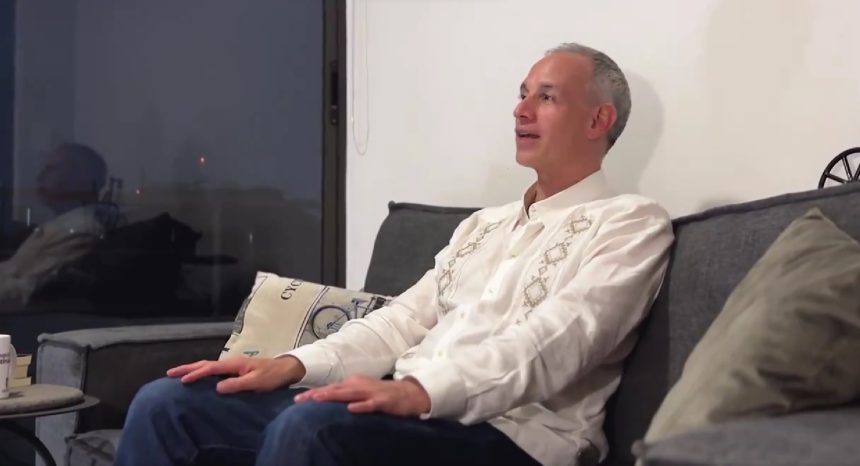 La primera mala para Harfuch: que en el INE avanzaron en comisiones los criterios que obligarían a los partidos políticos a postular cinco mujeres como candidatas a gubernaturas y Jefatura de Gobierno para 2024, lo que refuerza las posibilidades de que lo bajen para subir a Clara Brugada. FOTO: X / López Gatell