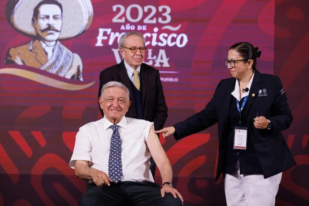 Martí Batres, jefe de Gobierno, sigue sin poner el ejemplo, a pesar de que su jefe político, el presidente López Obrador ya lo hizo: el martes aceptó ser inoculado con la vacuna cubana Abdala, contra el covid 19. FOTO: Presidencia