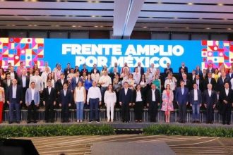 Salvo que ocurra algo totalmente imprevisto, el PAN terminará poniendo a quien abandere al Frente Amplio por la Ciudad de México a la Jefatura de Gobierno, así como otras tres candidaturas a las gubernaturas que estarán en disputa el próximo año; al PRI le tocarán otras cuatro, y al PRD solamente una. FOTO: X / Frente Amplio