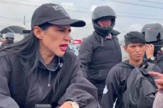 La alcaldesa con licencia de la Alcaldía Cuauhtémoc Sandra Cuevas se fue a hacer proselitismo político sin pedir permiso a la Central de Abastos (CEDA) en la Alcaldía de Iztapalapa, y se enfrentó con que no la dejaron entrar, lo que provocó una confrontación de ella con las autoridades que encabezan el Fideicomiso. FOTO: X / CDMX Magacín