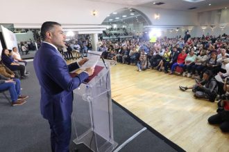 El aspirante a la candidatura de Morena para la Jefatura de Gobierno Omar García Harfuch exhortó a los ciudadanos presentes en la asamblea informativa realizada en Iztacalco este martes a defender la democracia y la voz de las mujeres y hombres que tienen puestas sus esperanzas en esta segunda etapa de transformación. FOTO: Campaña Harfuch