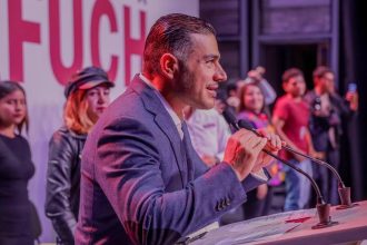 El aspirante a la candidatura de Morena para la Jefatura de Gobierno Omar García Harfuch dijo que el consolidar una estrategia de seguridad en la Ciudad de México con buenos resultados tiene efectos positivos en la economía, la inversión y el bienestar social. FOTO: Campaña Harfuch