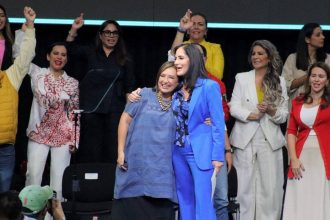 La aspirante de la oposición a la candidatura para la Jefatura de Gobierno Lía Limón dijo que es indispensable regresen los programas que garantizaban derechos en la Ciudad de México, como el Seguro Popular, las Estancias Infantiles, la Escuelas de Tiempo Completo y el programa Medico en tu Casa. FOTO: X / Lía Limón