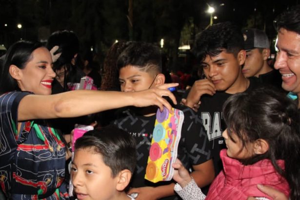 En su segundo día de licencia y del arranque de sus recorridos por la Ciudad de México, Sandra Cuevas se metió en temas judiciales y presentó una denuncia de hechos ante la Fiscalía General de Justicia de la Ciudad de México (FGJCDMX) por los delitos de “secuestro exprés”, “daño a la propiedad”, “robo con violencia”, “lesiones” y “abuso de autoridad” por las presuntas agresiones en su contra en la Central de Abasto (CEDA). FOTO: X / Sandra Cuevas