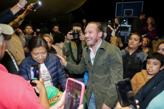 Santiago Taboada Cortina acudió a la asamblea ciudadana en la colonia Los Picos VI B, alcaldía Iztapalapa, en la que vecinas y vecinos le externaron su preocupación en temas como vivienda, servicios y espacios públicos e iluminación en las calles. FOTOS: Especial