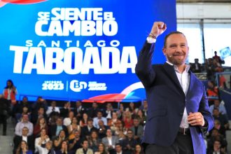 El mensaje político fue muy claro: Santiago Taboada entró al recinto donde rindió su quinto informe de gobierno junto a la virtual candidata presidencial del Frente Amplio por México, Xóchitl Gálvez, quien más tarde expresaría que el alcalde de Benito Juárez es la mejor carta que tienen para la Jefatura de Gobierno de la Ciudad de México. FOTO: Alcaldía BJ