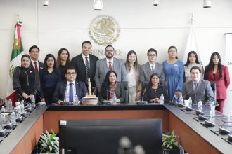 “Los invito a que, donde sea que ustedes estén construyendo, lo hagan desde la posibilidad de ser un mejor ciudadano y mexicano”, para tener una mejor familia, comunidad y país, expresó la presidenta del Senado, Ana Lilia Rivera. FOTO: Senado