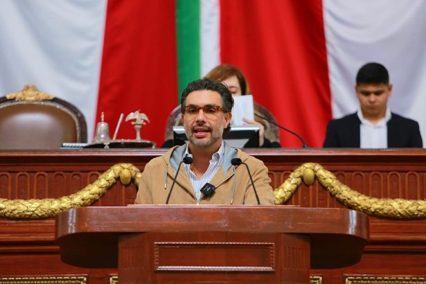 Tal parece que el propio Omar García Harfuch ya le dijo o le mandó a decir al diputado y líder del PVEM en la CDMX, Jesús Sesma, esa máxima de “no me ayudes compadre”. Y es que metió en un nuevo lío al aspirante morenista, con eso de que declaró que los verdes van a formar parte de la coalición al gobierno de la Ciudad de México sólo si Harfuch es el candidato. FOTO: X / Jesús Sesma