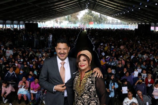 Martí Batres, jefe de Gobierno, tendrá un historial de porro, jefe de golpeadores, gandalla y lo que usted quiera agregar, pero para nada es tonto, ni ingenuo. FOTO: X / Clara Brugada, todavía alcaldesa de Iztapalapa