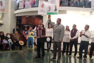 El sábado temprano, mientras unos celebraban y otros tristeaban, René Bejarano encabezó una reunión con más de mil militantes del partido y de su movimiento, para expresar su apoyo a Carlos Ramírez Zambrano, como su propuesta para que sea candidato al Distrito local 25, con cabecera en Xochimilco. FOTO: Especial / CDMX Magacín