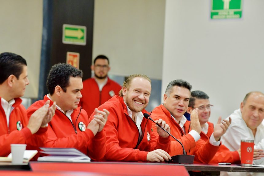 al fin pragmáticos como son, optaron por cumplir acuerdos, especialmente Alejandro ‘Alito’ Moreno, y se decantaron por el panista Taboada como candidato de la alianza “Va X la Ciudad de México”. FOTO: X / Alejandro Moreno