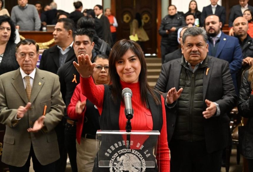 De manera paralela, en el Congreso de la Ciudad de México se le complicaron más las cosas a Godoy, porque rindió protesta la diputada Wesley Chantal Jiménez, suplente de Silvia Sánchez Barrios, del PRI, FOTO: Congreso CDMX
