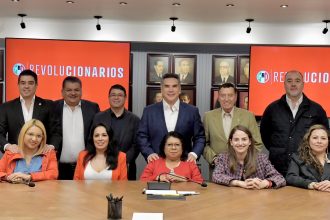 El PRI le dio ayer el “tiro de gracia”, pues su líder nacional, Alejandro Moreno Alito cerró filas con los ocho diputados priístas en el Congreso de la Ciudad de México, y acordaron todos votar en bloque contra Godoy. FOTO: PRI
