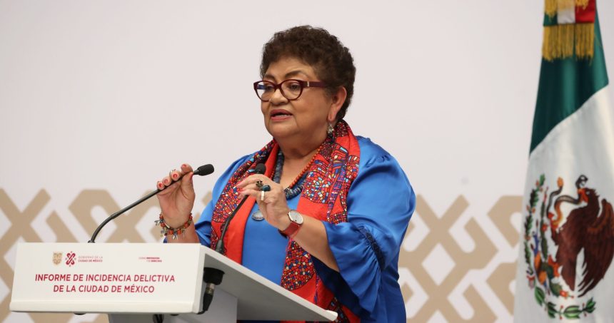 El coordinador de Morena, destacó que Ernestina Godoy “es un gran cuadro. Ojalá lo consideren para que la recibamos aquí en el pleno del Senado. Yo creo que ha mostrado una madurez, ha mostrado un gran oficio político, un gran quehacer profesional y tiene todas las tablas para ser propuesta por el Ejecutivo”.