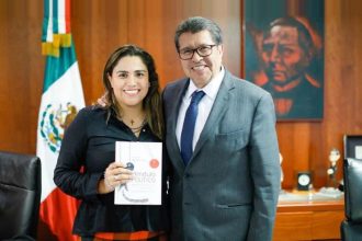 Ricardo Monreal quiere que su hija Caty Monreal sea la abanderada, aunque por si acaso también trae a Temístocles Villanueva, diputado local. FOTO: Facebook / Caty Monreal