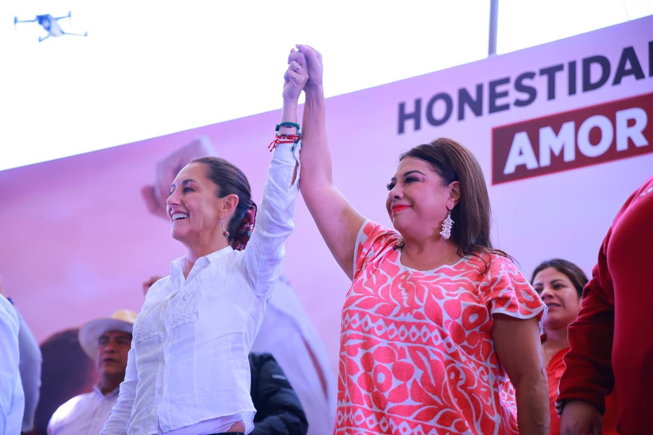 Las precandidatas presidencial Claudia Sheinbaum y a la Jefatura de Gobierno, Clara Brugada, aseveraron que van a ganar la contienda electoral de 2024, porque “juntas somos dinamita: dos mujeres, un camino”. FOTO: Campaña Brugada