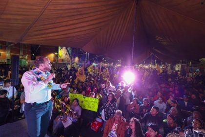 El precandidato del Frente Amplio por la Ciudad de México, Santiago Taboada encabezó por séptima ocasión en el último mes una asamblea pública en Iztapalapa. FOTO: Campaña Taboada
