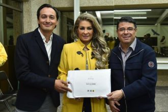 Asimismo, y conforme a lo establecido, la coalición se denominará “Va x la CDMX” y se determinó que sólo habrá un día para el registro de los aspirantes, que será el 15 de noviembre, de las 09:00 horas a las 18:00 horas. Los aspirantes se podrán registrar ante el PAN, el PRI o el PRD. FOTO: X / Andrés Atayde