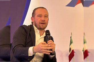 “Usted Clara Brugada es parte del gran problema que tiene a nuestra CDMX hundida en la peor crisis de inseguridad. La encuesta también revela que la inseguridad y la violencia en aumento son el principal problema y la economía familiar ha empeorado”, afirmó Santiago Taboada. FOTO:  X / Santiago Taboada