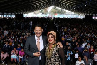 “Es una persona a la que aprecio, reconozco y lo va a hacer muy bien. Y así como impulsó cambios en Iztapalapa con las famosas UTOPÍAS, o la avenida más iluminada de la ciudad, que es Ermita, que eso genera igualdad", destacó Batres. FOTO: GCDMX