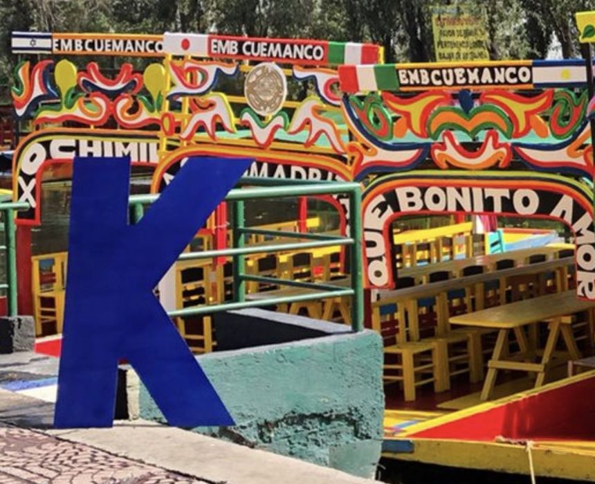 “Si te encuentras una K de #KeniaVa en la Ciudad, recuerda que soy tu voz y ya merecemos una Gran CdMx" “Con seguridad, transporte digno y cero corrupciones”. FOTO: X / Kenia López Rabadán