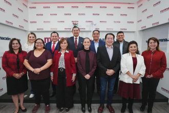 Clara Brugada se reunió este miércoles con la virtual candidata presidencial de su partido, Claudia Sheinbaum, junto con los otros coordinadores para la defensa de la transformas en las ocho entidades federativas en que se renovarán gubernaturas. FOTO: X / Brugada
