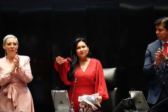 Ana Lilia Rivera, presidenta del Senado de la República,  puede ir al proceso de reelección sin tener que solicitar licencia y tampoco separarse del cargo que ostenta en la cámara alta. FOTO: Senado de la República