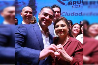 La presentación del flamante equipo de colaboradores de Claudia Sheinbaum para su campaña presidencial evidenció que al final de cuentas Omar García Harfuch sí tuvo ganancia en la interna de Morena, aunque le impusieron a Clara Brugada y lo desplazaron feo: resultó purificado. FOTO: X / Brugada