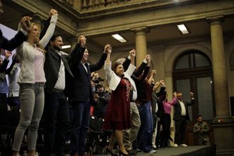 La precandidata única de Morena a la Jefatura de Gobierno, Clara Brugada presentó al que será su equipo de campaña, el cual, dijo, representará un mecanismo de coordinación y enlace con los distintos actores económicos, políticos, culturales y sociales que tiene la CDMX. FOTO: Campaña Brugada