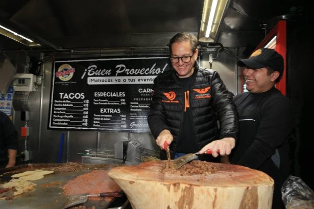 El precandidato único de Movimiento Ciudadano a la Jefatura de Gobierno de la CDMX, Salomón Chertorivski efectuó un recorrido por la Alcaldía Cuajimalpa y preparó unos tacos para los comensales de un mercado ubicado en la Avenida Juárez. FOTO: Campaña Chertorivski