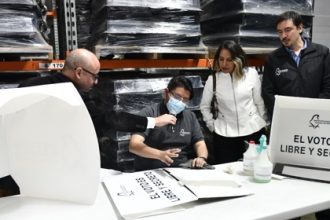 El Instituto Electoral de la Ciudad de México (IECM) informó que está rehabilitando más de 150 mil materiales del 2021, que serán utilizados en la instalación de alrededor de 13 mil 700 Mesas Directivas de Casilla para 2024, lo que representa un ahorro de al menos 90 millones de pesos. FOTO: IECM