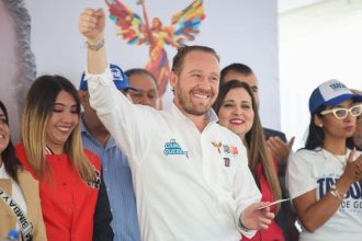 El precandidato de la coalición Va por la Ciudad de México” a la Jefatura de Gobierno, Santiago Taboada aseveró ante militantes y simpatizantes en la Alcaldía Iztacalco que llegará caminando de dicha demarcación territorial al Zócalo capitalino en el 2024, para su toma de protesta. FOTO: Campaña Taboada