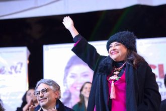 La precandidata única de Morena a la Jefatura de Gobierno Clara Brugada reconoció el problema de gentrificación que existe en las colonias Hipódromo-Condesa y Roma de la capital del país, ante lo cual resaltó la importancia de atender la situación, así como atender el tema de la reconstrucción en la capital, en esas colonias. FOTO: Campaña Brugada