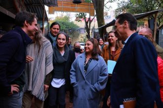 La precandidata única de Morena a la jefatura de Gobierno, Clara Brugada realizó un recorrido en compañía de organizaciones, asociaciones civiles, expertos y activistas medioambientales en el “Huerto Roma Verde”, ubicado en la colonia Roma Sur. FOTO: Campaña Brugada
