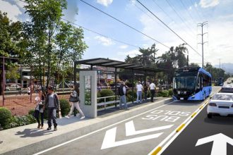 Martí Batres, jefe de Gobierno presentó el anteproyecto de la nueva línea de trolebús que correrá sobre Avenida Aztecas, en la zona de Pedregales de la Alcaldía Coyoacán, que prevén beneficie a 115 mil habitantes, mejore la movilidad en una de las zonas con más necesidades de la capital del país, la cual contará con una inversión de 240 millones de pesos, y se prevé esté lista en ocho meses. FOTO: Imagen objetivo Secretaría de Obras CDMX