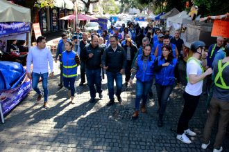Visitan miles de personas el Belén instalado en el frontispicio del Palacio de Cortés. Familias enteras recorren los jardines Hidalgo y Centenario en el centro histórico de Coyoacán durante las fiestas decembrinas. FOTOS: Especial
